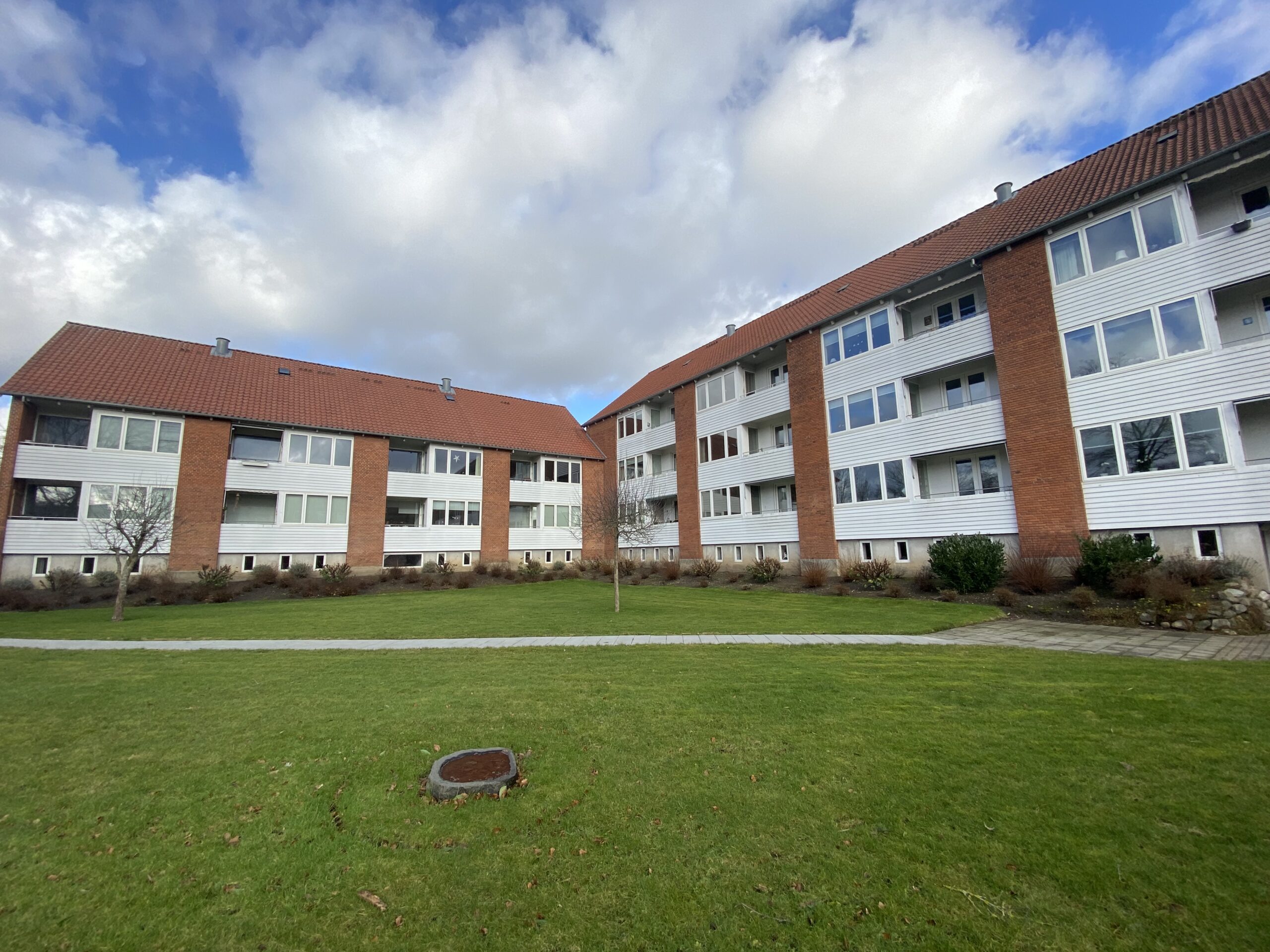 Flere-etagers murstensbygninger med grønne områder
