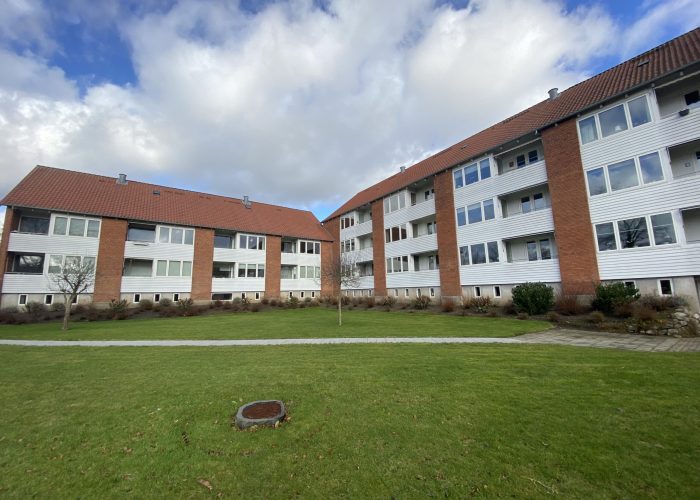 Flere-etagers murstensbygninger med grønne områder